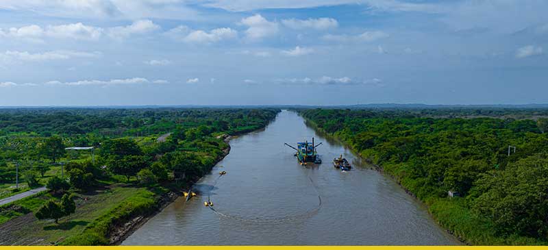 Foto Barco en el canal del dique