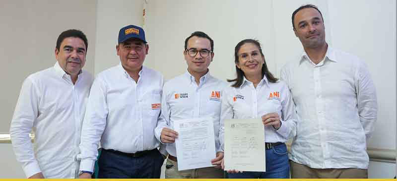 Foto de 5 personas con camisas blancas sosteniendo documentos firmados