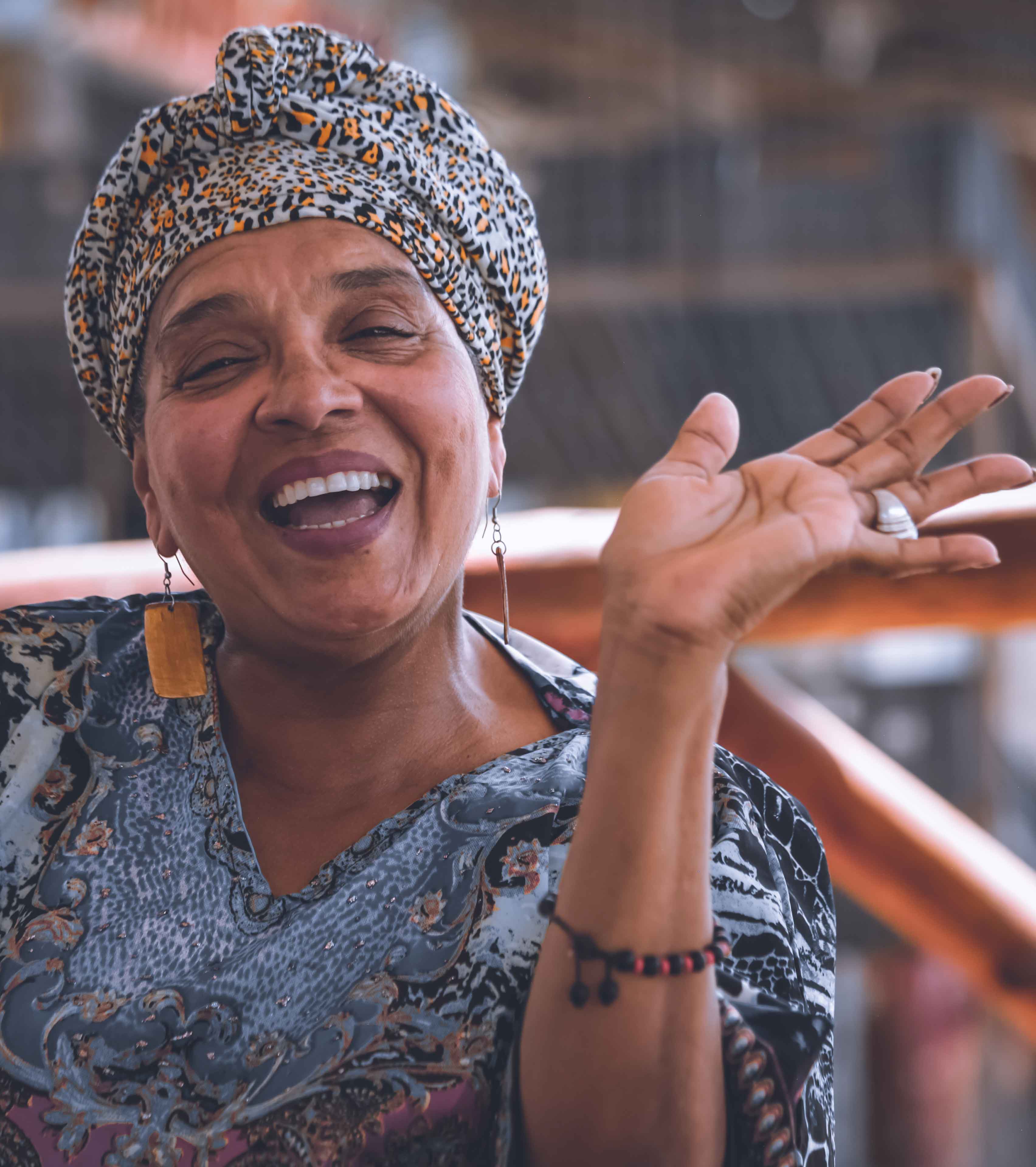 mujer con turbante en la cabeza sonriendo