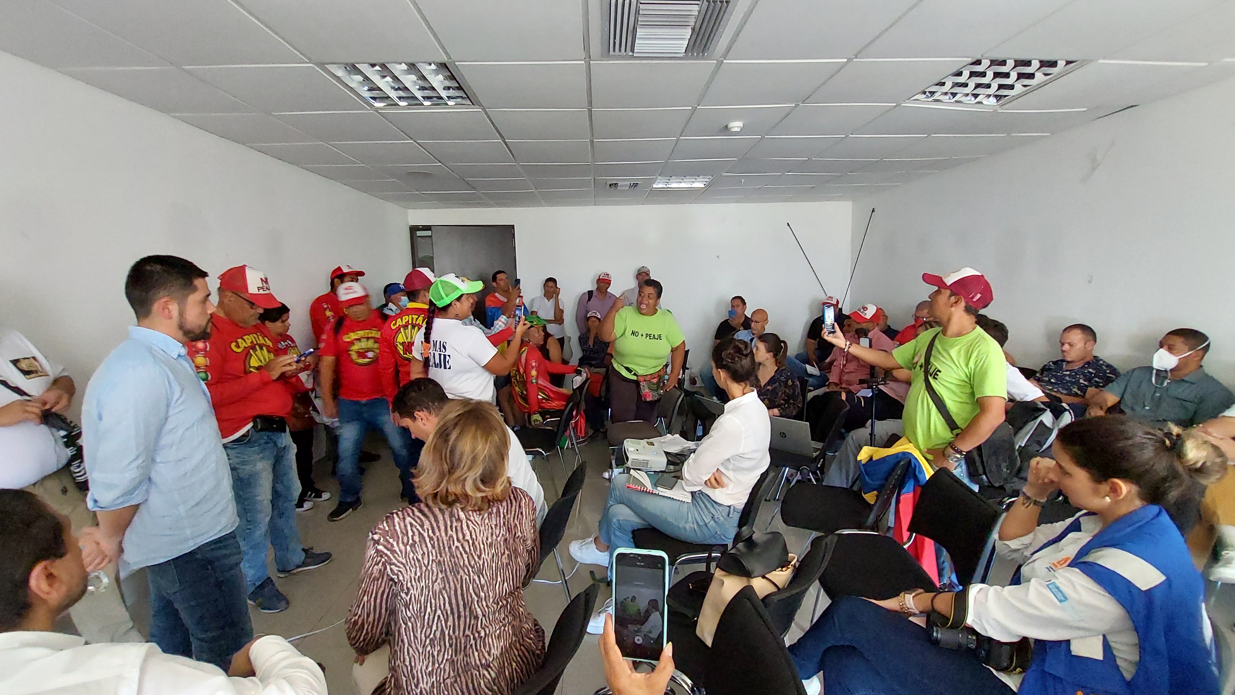 Imagen relacionada con El Gobierno del Cambio celebra primera mesa de diálogo con la comunidad de Turbaco, por peaje ubicado en su municipio