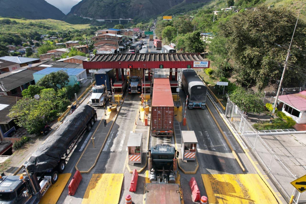 Imagen relacionada con ANI mantiene permanente monitoreo de corredores viales concesionados para garantizar movilización de maquinaria amarilla y ayudas humanitarias a damnificados del terremoto del pasado 10 de agosto