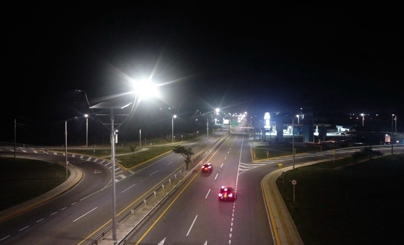 Imagen relacionada con ANI entrega nuevo sistema de iluminación solar y da inicio a la construcción de la Intersección de Caracolí en el proyecto Cartagena - Barranquilla