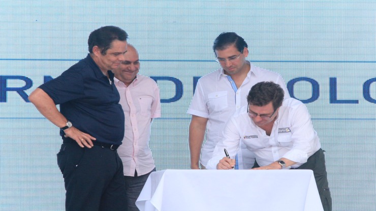 Imagen relacionada con Firmados contratos para proyectos viales Conexión Norte y Magdalena 2: Infraestructura inteligente para Antioquia y Colombia