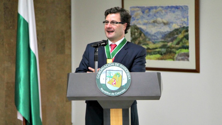 Imagen relacionada con Presidente de la ANI, Luis Fernando Andrade, recibe máxima condecoración de la Gobernación de Antioquia