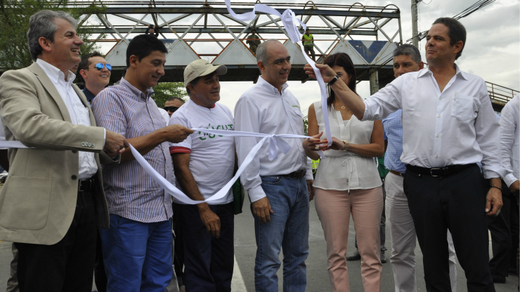 Imagen relacionada con Vargas Lleras visitó obras de puente que une a Colombia con Venezuela