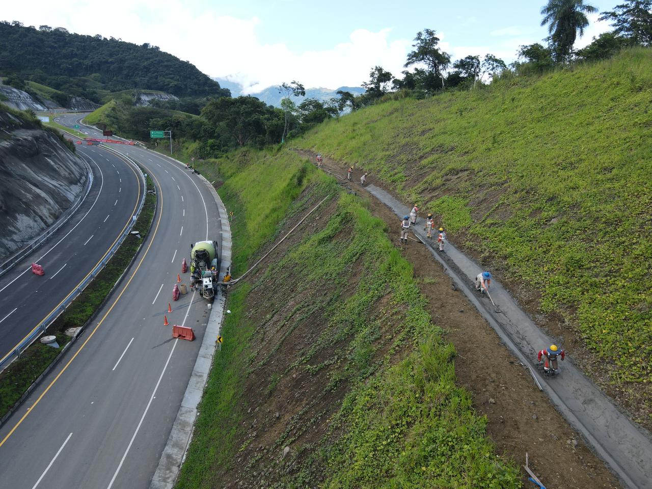 Imagen relacionada con Más de 6.500 personas y un gran despliegue tecnológico disponen las concesiones viales para atender movilización vehicular de colombianos en Semana Santa