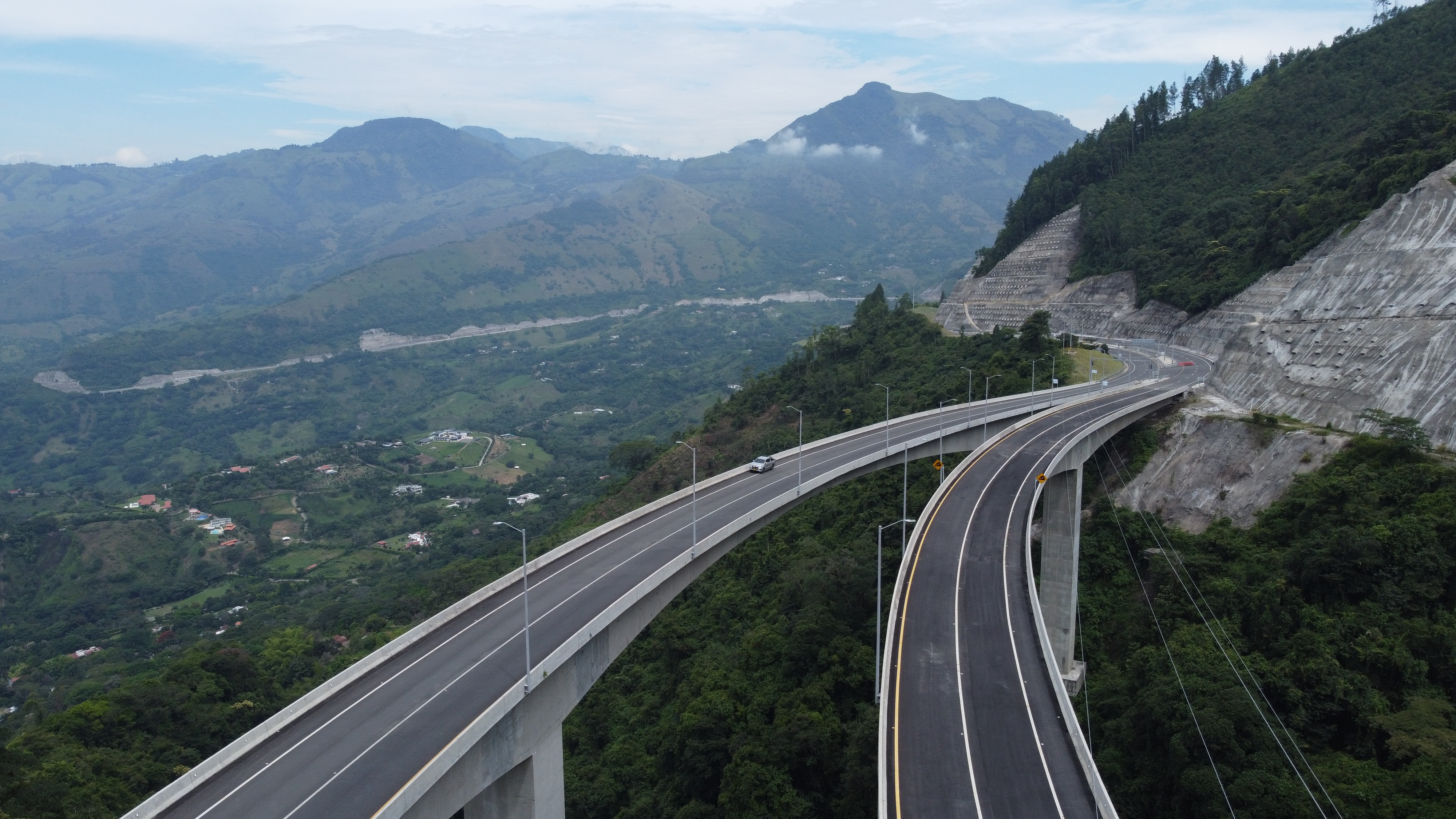 Imagen relacionada con Gobierno pone en servicio 13,20 km de la UF2 del proyecto Autopista Conexión Pacífico 1