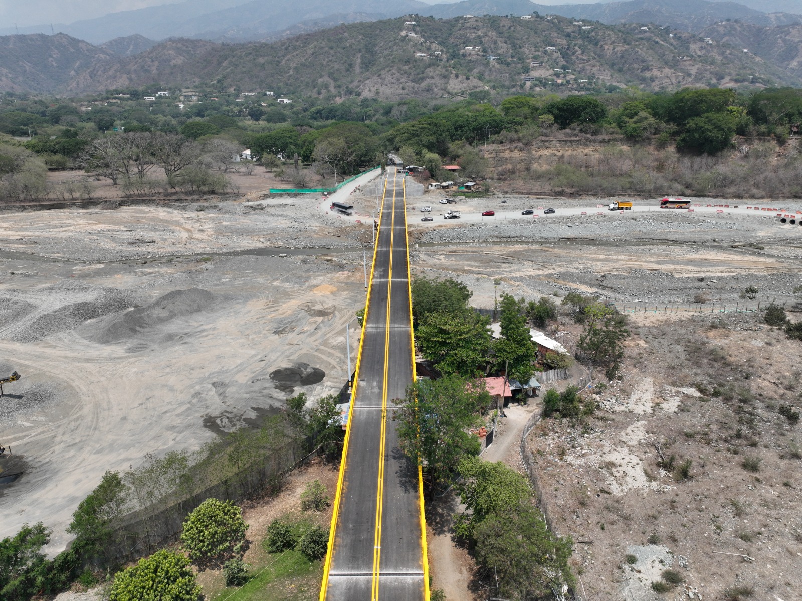Imagen relacionada con Finalizan los trabajos de reparación del puente Tonusco que comunica a Medellín con Santa Fe de Antioquia y el Urabá antioqueño: se restablece la movilidad en su totalidad