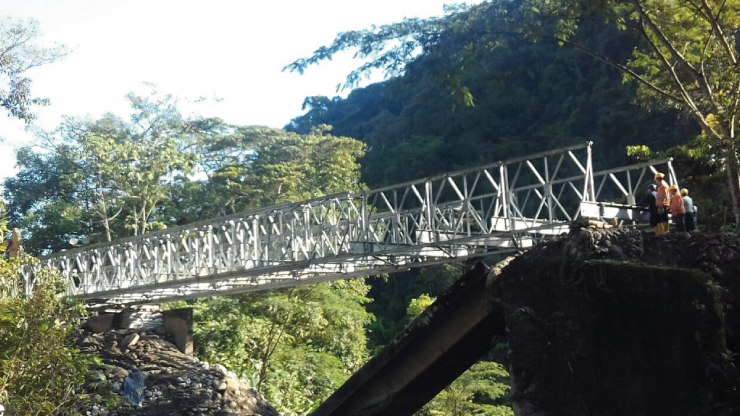 Imagen relacionada con Recta final en construcción del puente metálico provisional en el corredor vial Sisga - El Secreto
