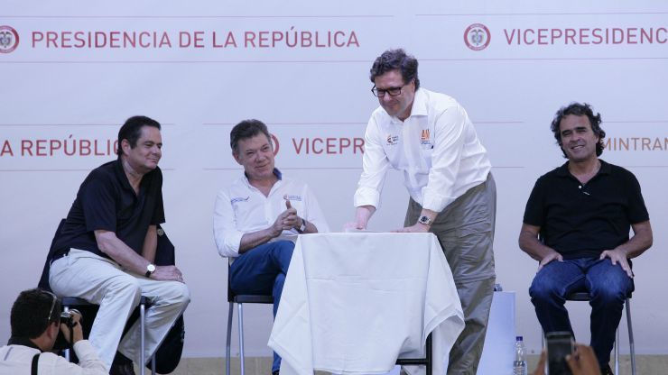 Imagen relacionada con Presidente y Vicepresidente firmaron contrato para construcción de Autopista Mar 1, conexión con el Urabá antioqueño