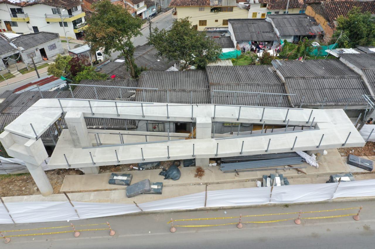 Imagen relacionada con Nuevo puente peatonal en la autopista Medellín-Bogotá beneficiará a 5.000 habitantes de El Santuario, Antioquia