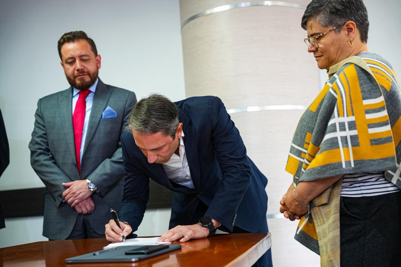 Consolidamos un hito clave para la movilidad con la firma del Acta de Inicio para la ampliación de la Autopista Norte en el proyecto Accesos Norte Fase II