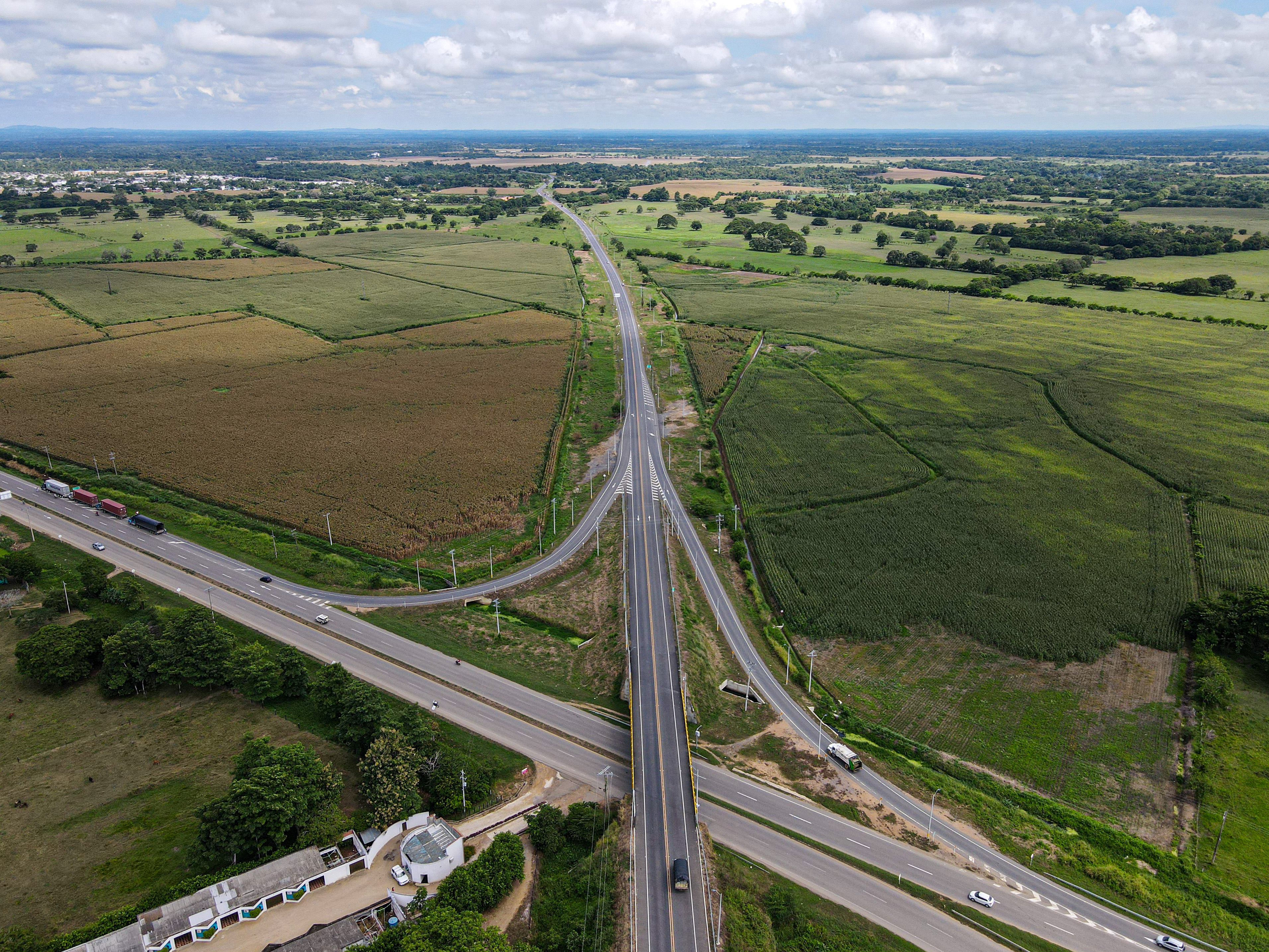 Gobierno nacional pone al servicio 126,2 kilómetros del proyecto Antioquia-Bolívar, que beneficia a más de 429.179 habitantes de Córdoba y Sucre Gobierno nacional pone al servicio 126,2 kilómetros del proyecto Antioquia-Bolívar, que beneficia a más de 429.179 habitantes de Córdoba y Sucre