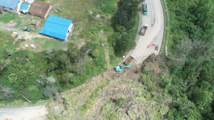Cierre total de la vía Bogotá–Villavicencio por deslizamiento de material 