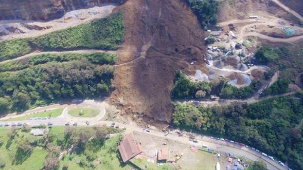 Tras derrumbe despejan una calzada en el Kilómetro 13 de la autopista Medellín - Bogotá Tras derrumbe despejan una calzada en el Kilómetro 13 de la autopista Medellín - Bogotá
