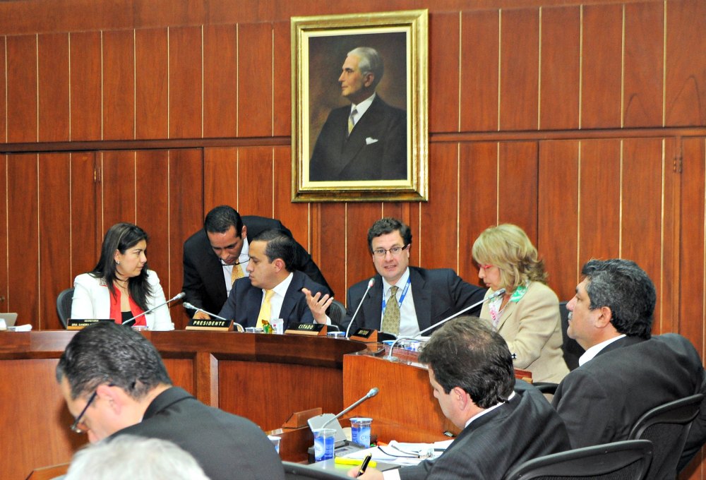 Presidente de la ANI, Luis Fernando Andrade y ministra de Transporte, Cecilia Álvarez-Correa en debate de la Comisión Sexta del Senado, precedida por el senador Mauricio Aguilar Hurtado