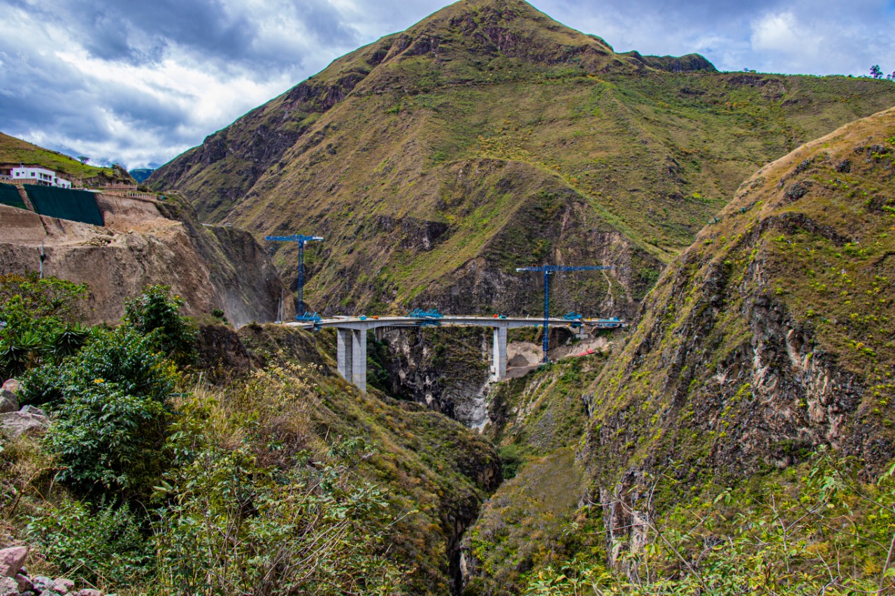 Se logra la unión del puente Guáitara, el más largo que tendrá el suroccidente del país Se logra la unión del puente Guáitara, el más largo que tendrá el suroccidente del país