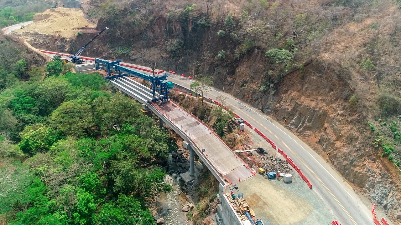 La Autopista al Mar 1 en Antioquia es reconocida con dos premios otorgados por la revista internacional LatinFinance La Autopista al Mar 1 en Antioquia es reconocida con dos premios otorgados por la revista internacional LatinFinance
