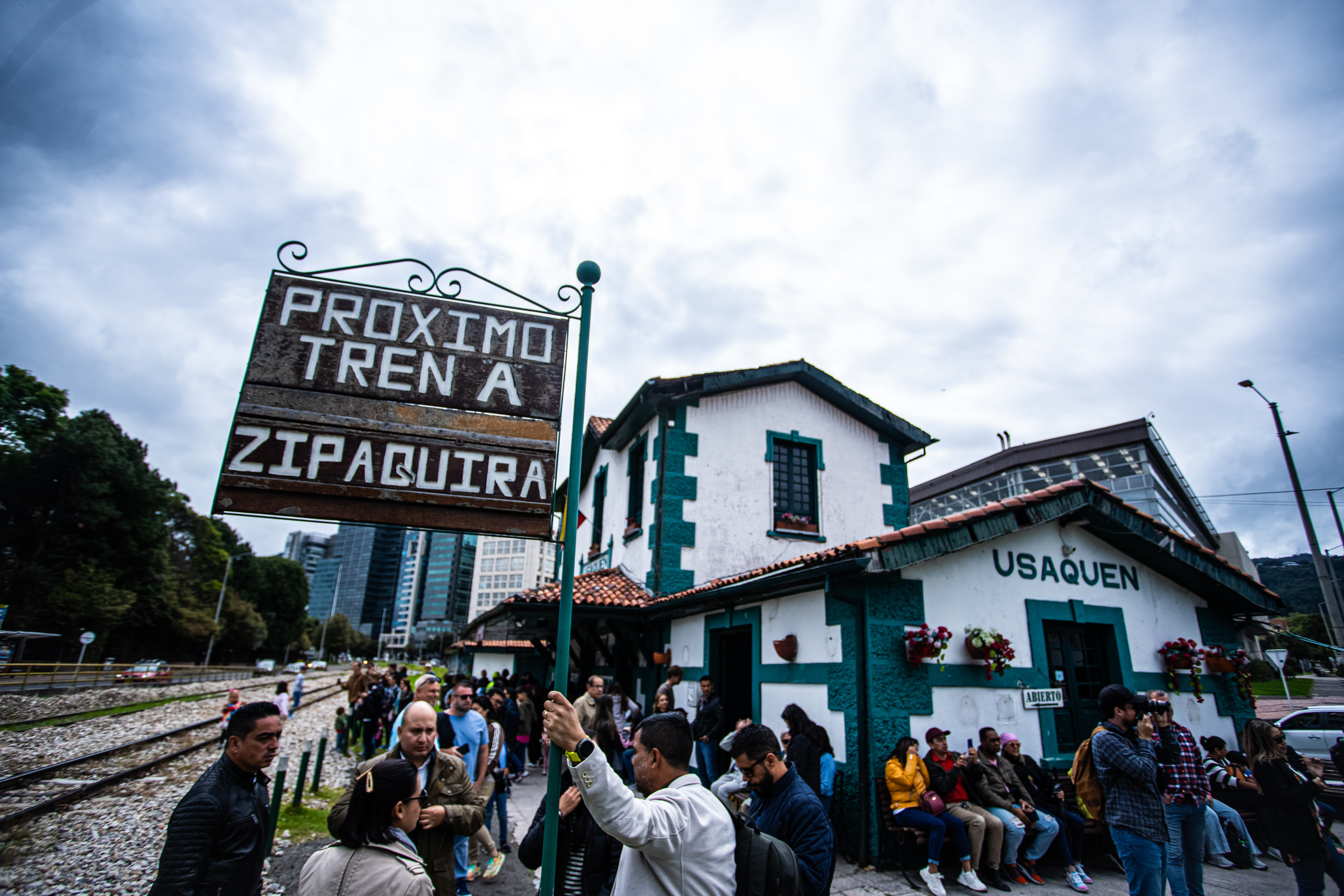 Así fue el comportamiento de carga y pasajeros de aeropuertos y trenes en marzo 