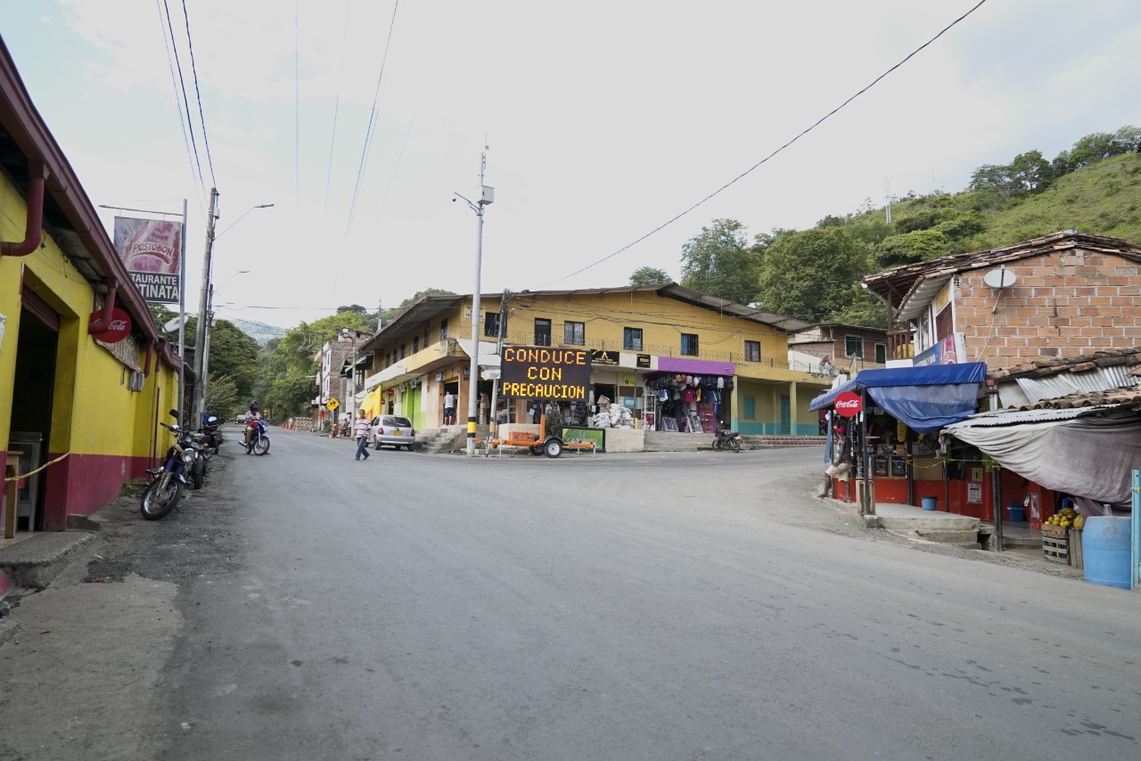 Comerciantes de Bolombolo, en Antioquia, felices con la rehabilitación de las vías gracias al Proyecto Pacífico 1