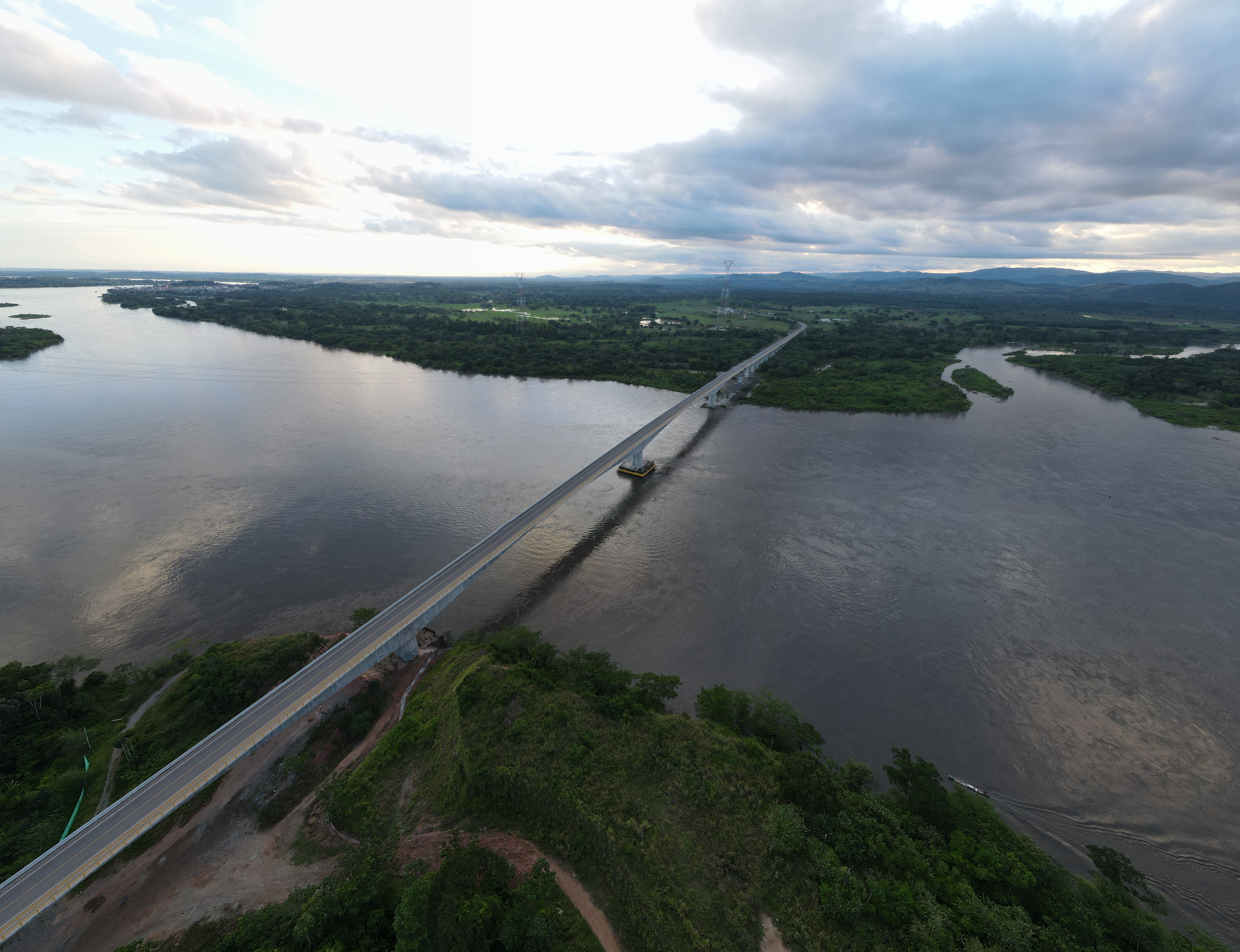 Gobierno nacional entrega 14,32 km de una nueva variante en Puerto Berrío, 10,26 km de mejoramiento y el nuevo puente sobre el Río Magdalena que conecta Antioquia y Santander