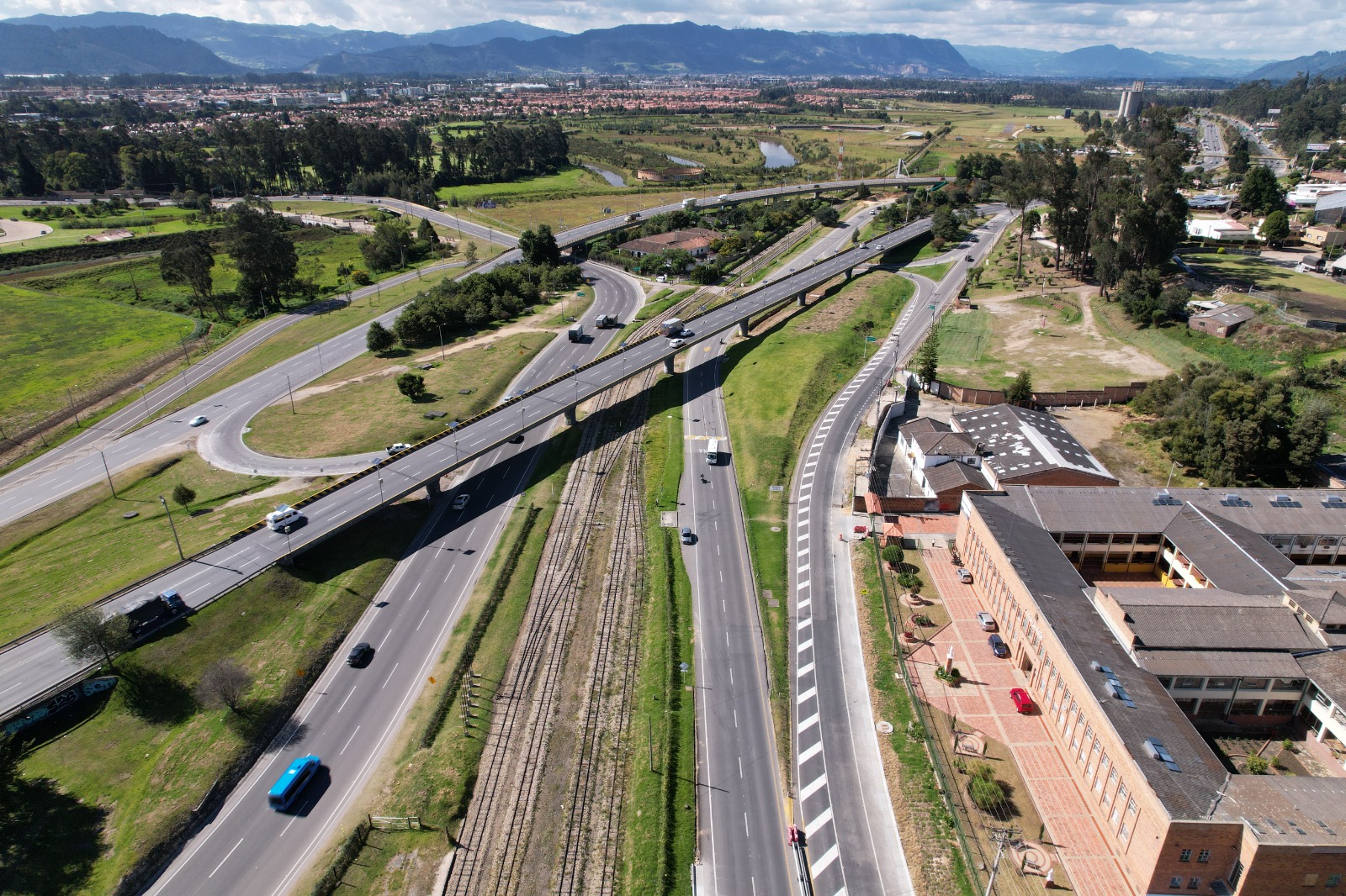 Finaliza la construcción de 4,9 km de segunda calzada entre la calle 245 y La Caro en el proyecto Accesos Norte a Bogotá Finaliza la construcción de 4,9 km de segunda calzada entre la calle 245 y La Caro en el proyecto Accesos Norte a Bogotá