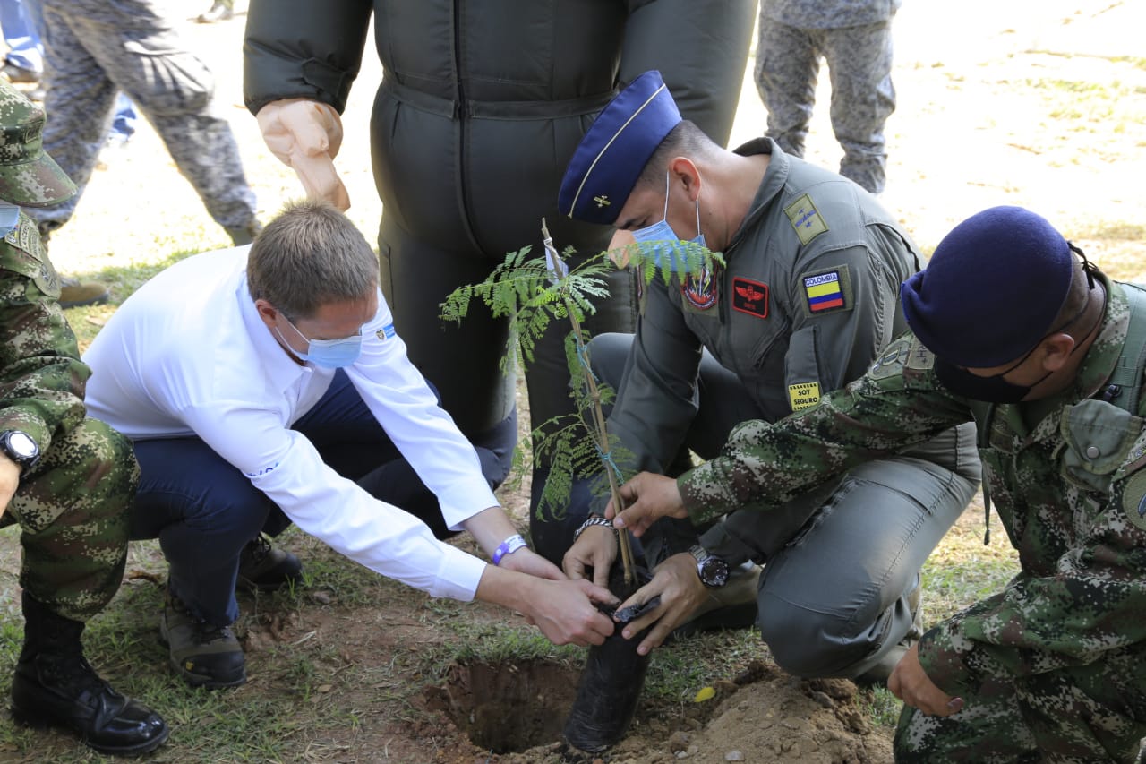 Gobierno nacional inicia ‘sembratón’ de 2.650 árboles en el Tolima, a través del proyecto concesionado Bogotá-Girardot