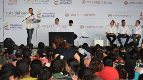 Vicepresidente Vargas Lleras anunció también que el 4 de noviembre serán suscritos los contratos para modernización del Aeropuerto Palonegro y de las siete Vías para la Equidad en Santander.