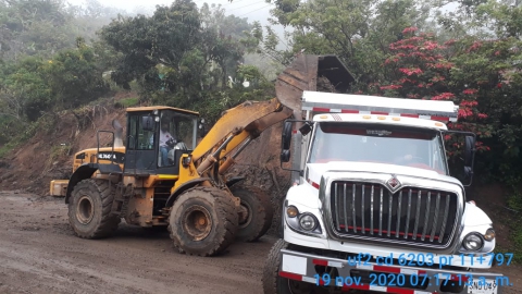 Con paso a un carril, se restablece el tránsito diario en la vía Dabeiba-Uramita
