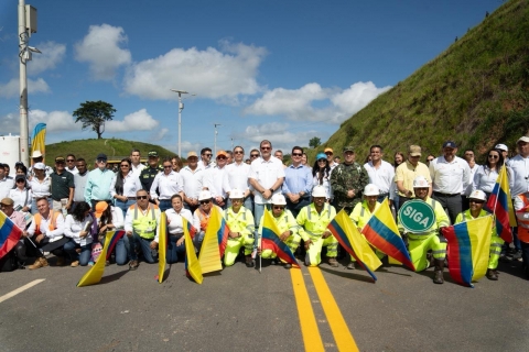 Con la entrega de 35 km entre Remedios y Vegachí, el Gobierno del Cambio pone en operación y mantenimiento el proyecto 4G Autopista al Río Magdalena 2 