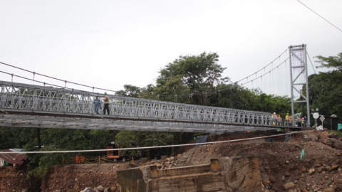 Ponen en servicio puente peatonal sobre el río El Charte