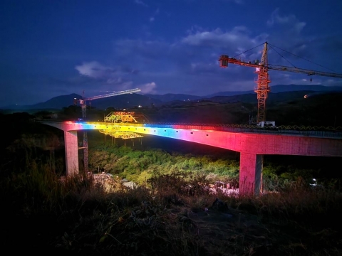 Puente Gigante 3 en el Huila logró la unión de sus dos extremos, gracias a la fundición de la dovela final 