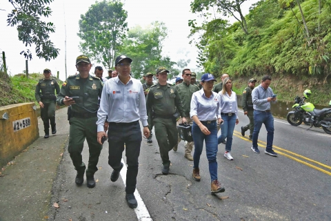 Ministerio de Transporte evalúa medidas para restablecer movilidad por el corredor vial Bucaramanga-Barrancabermeja- Yondó