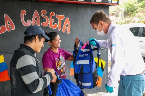 CAMINANTES EN LA VÍA BOGOTÁ-GIRARDOT RECIBEN APOYO A TRAVÉS DE “VÍA ESPERANZA”