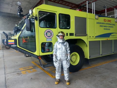 UNA HEROÍNA EN TRAJE DE BOMBERO AERONÁUTICO 