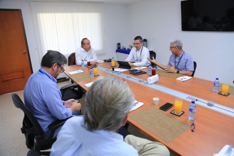 Ministro de Transporte avanza en mesas de trabajo con equipo del aeropuerto de Cartagena Rafael Núñez para garantizar una operación eficiente