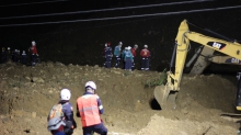 En la noche continuaron labores de remoción y búsqueda en autopista Medellín - Bogotá tras derrumbe