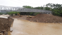 A buen ritmo avanza la construcción del puente metálico sobre el río Charte
