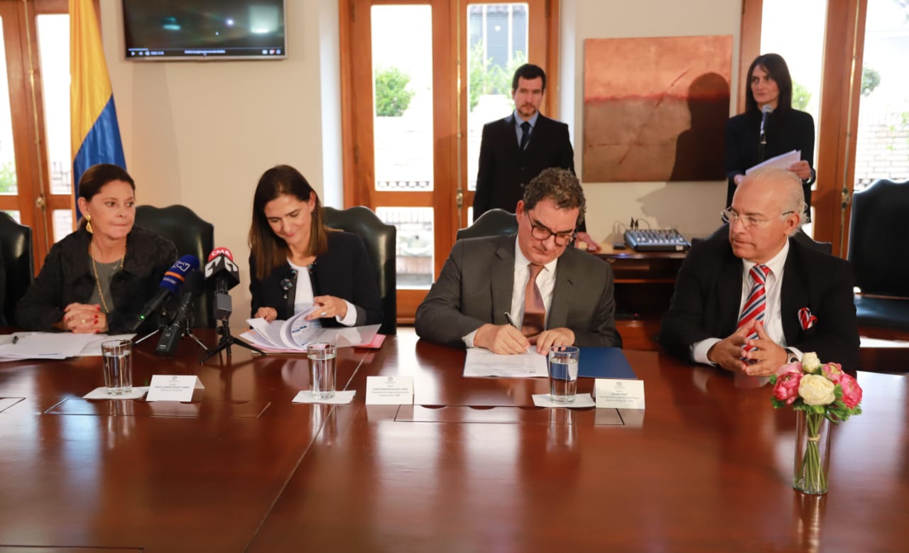 Gobierno firma contrato de concesión de Puerto Antioquia, y anuncia cierre financiero del proyecto Mar 1