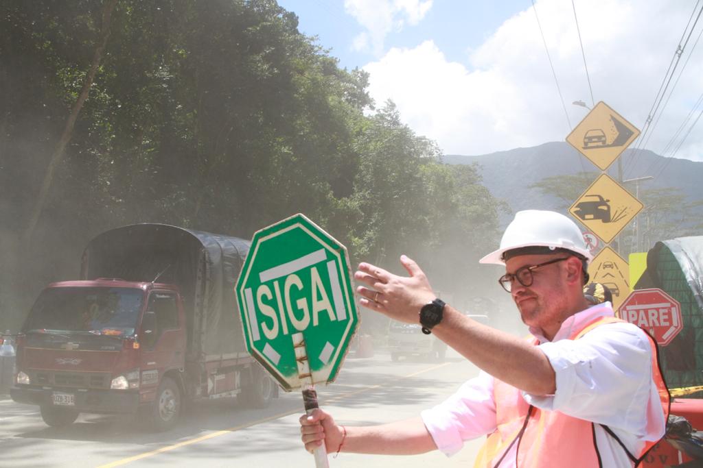 Gobierno y Policía de Tránsito facilitaron el paso de 1.830 vehículos por la vía Bogotá - Villavicencio en su primer día de reapertura Gobierno y Policía de Tránsito facilitaron el paso de 1.830 vehículos por la vía Bogotá - Villavicencio en su primer día de reapertura