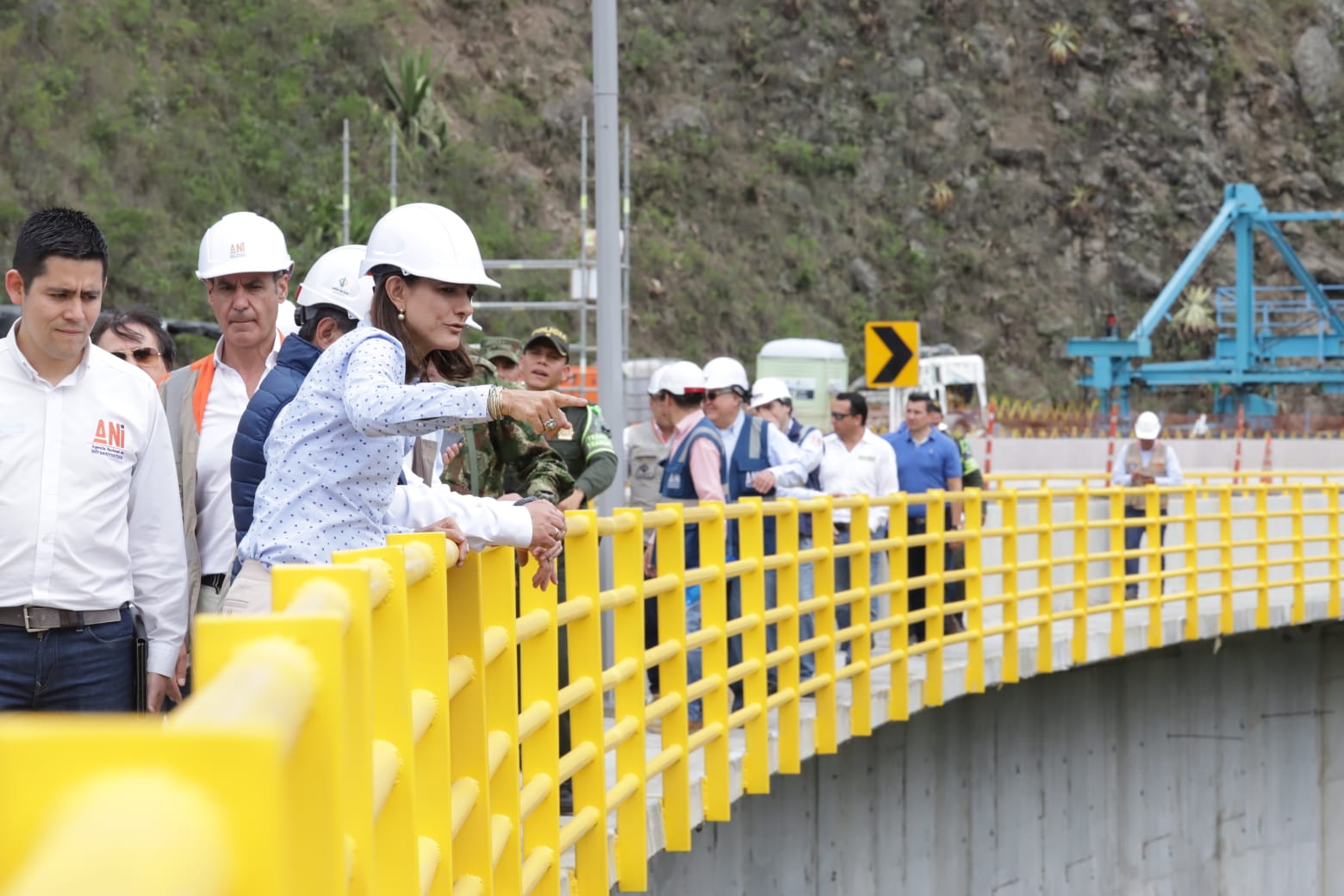Ministra de Transporte recorre obras de la calzada derecha del nuevo puente Guáitara