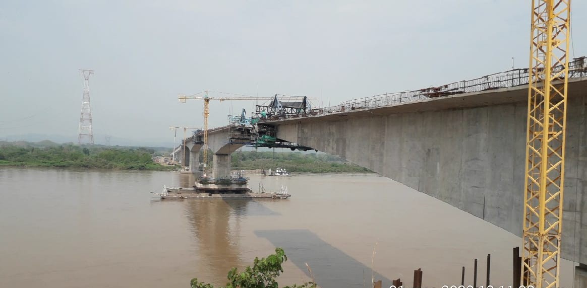 Puente sobre el río Magdalena, entre Puerto Berrío y Cimitarra, está en un 90%