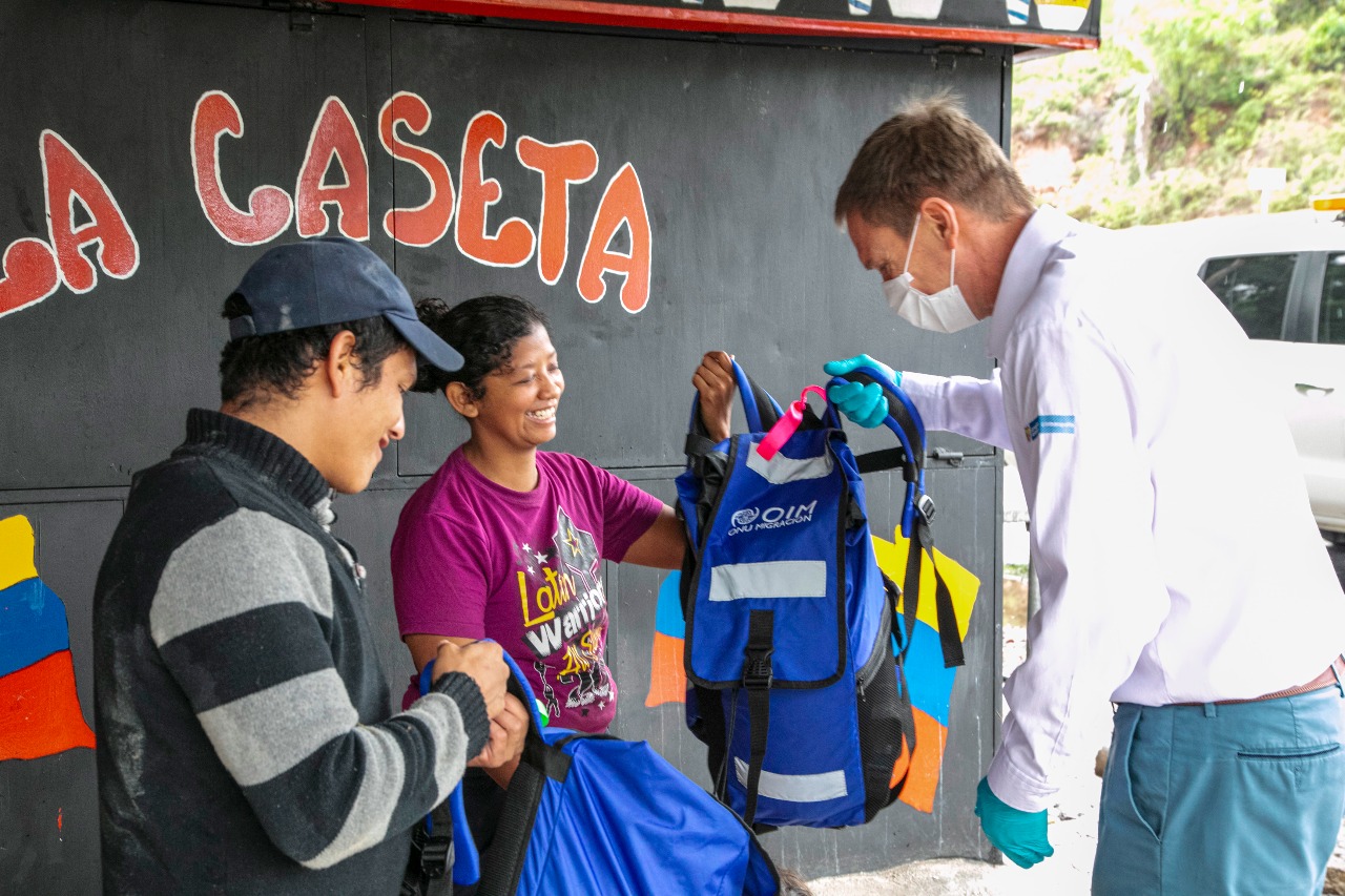 CAMINANTES EN LA VÍA BOGOTÁ-GIRARDOT RECIBEN APOYO A TRAVÉS DE “VÍA ESPERANZA” CAMINANTES EN LA VÍA BOGOTÁ-GIRARDOT RECIBEN APOYO A TRAVÉS DE “VÍA ESPERANZA”
