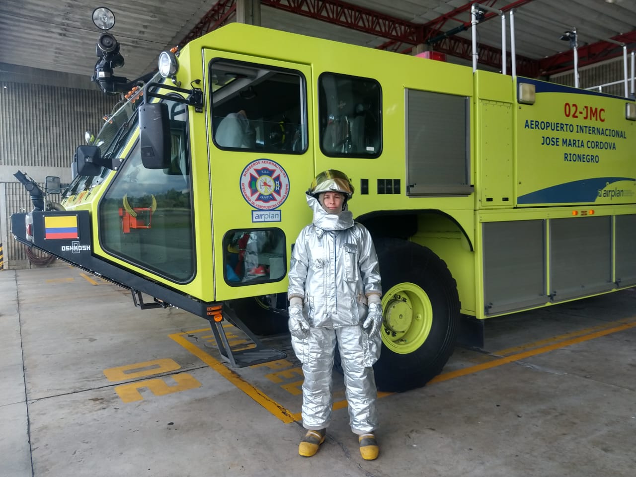 UNA HEROÍNA EN TRAJE DE BOMBERO AERONÁUTICO UNA HEROÍNA EN TRAJE DE BOMBERO AERONÁUTICO