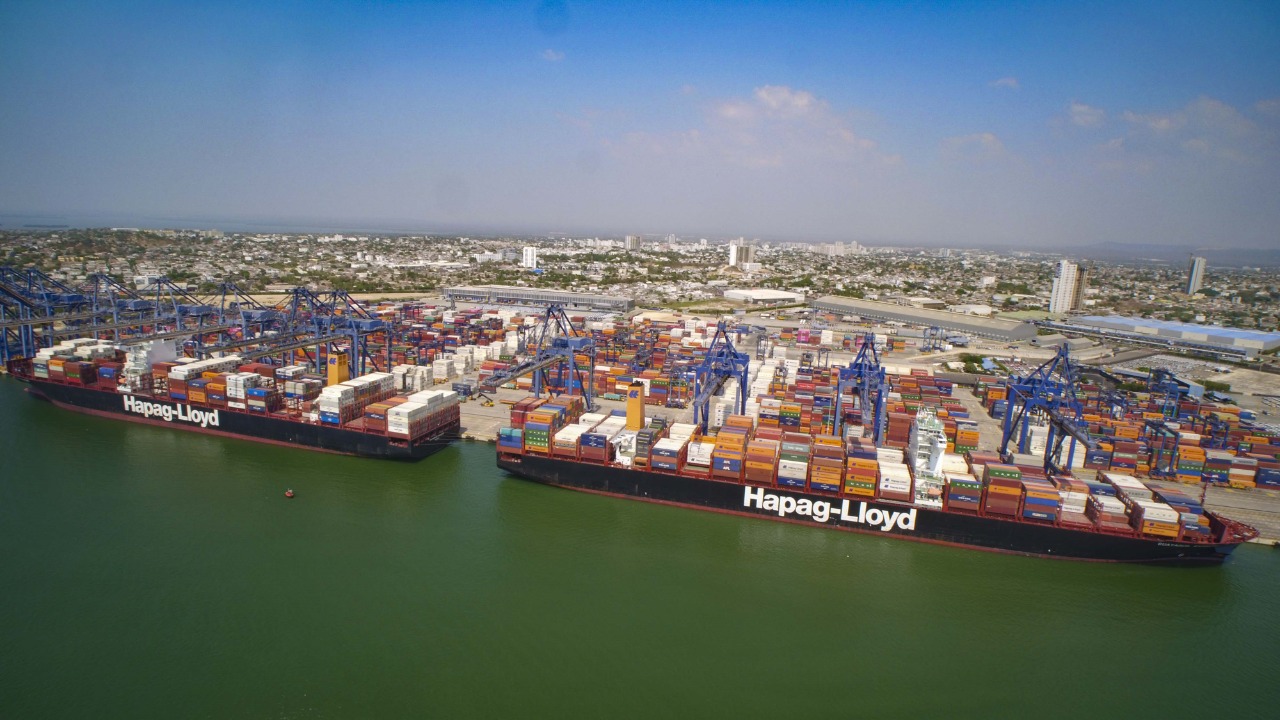 En puerto de Cartagena, 13 grúas atendieron tres megabarcos al tiempo, en una operación sin precedentes en el país