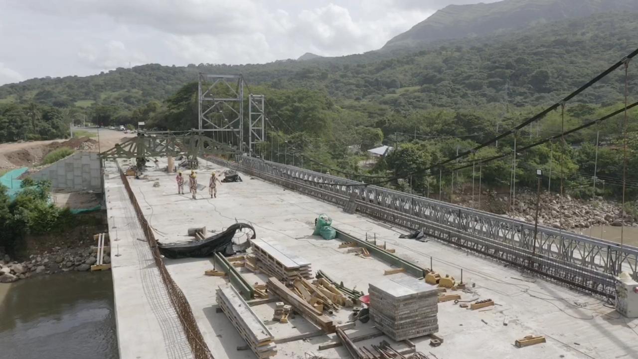 Puente Chárte, en Yopal, logró la unión de sus dos extremos,  gracias a la fundición de la dovela final