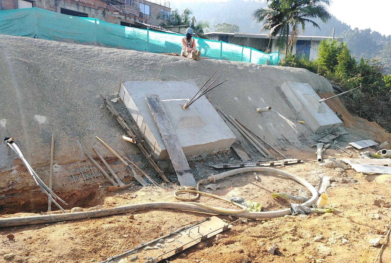 En mayo terminarán las obras de estabilización en talud de la variante de Caldas, en el sector conocido como Cocorolló