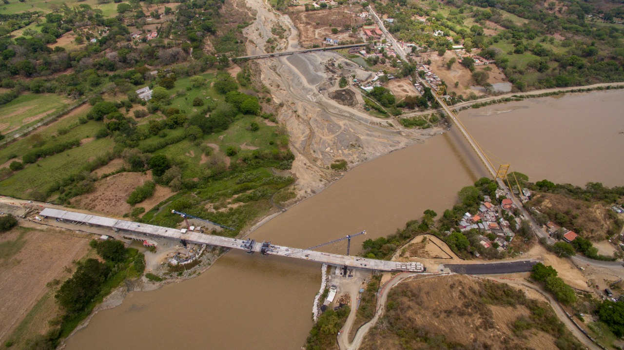 Se unen los frentes de obra del puente sobre el río Cauca, en el proyecto Autopista al Mar 1 Se unen los frentes de obra del puente sobre el río Cauca, en el proyecto Autopista al Mar 1