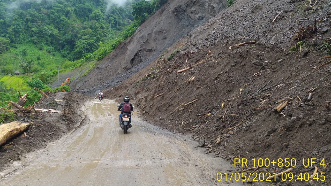 A un solo carril y con alternancia se restablece el tránsito en la vía Dabeiba-Mutatá, en Antioquia