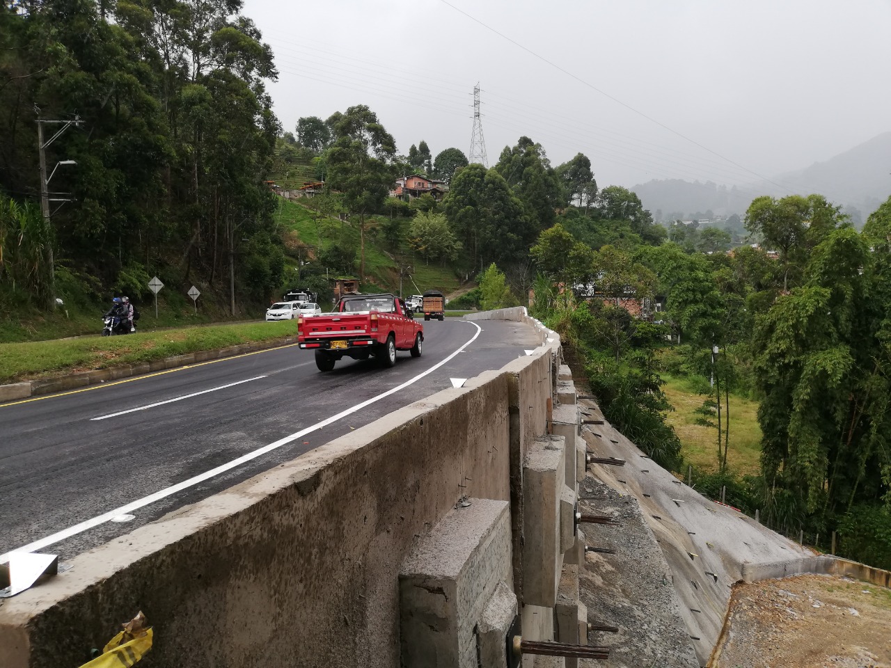 ANI habilita paso en el sector conocido como La Miel, en la variante de Caldas, que mejorará la operación y la seguridad de los usuarios